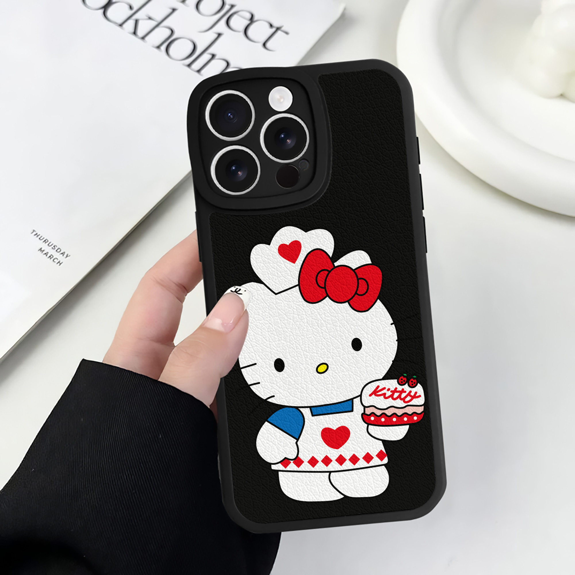 （画像用） Hello Kitty ハローキティ 【iPhone 16シリーズ対応】シリコンスマホケース（レザー調） 材質：シリコン